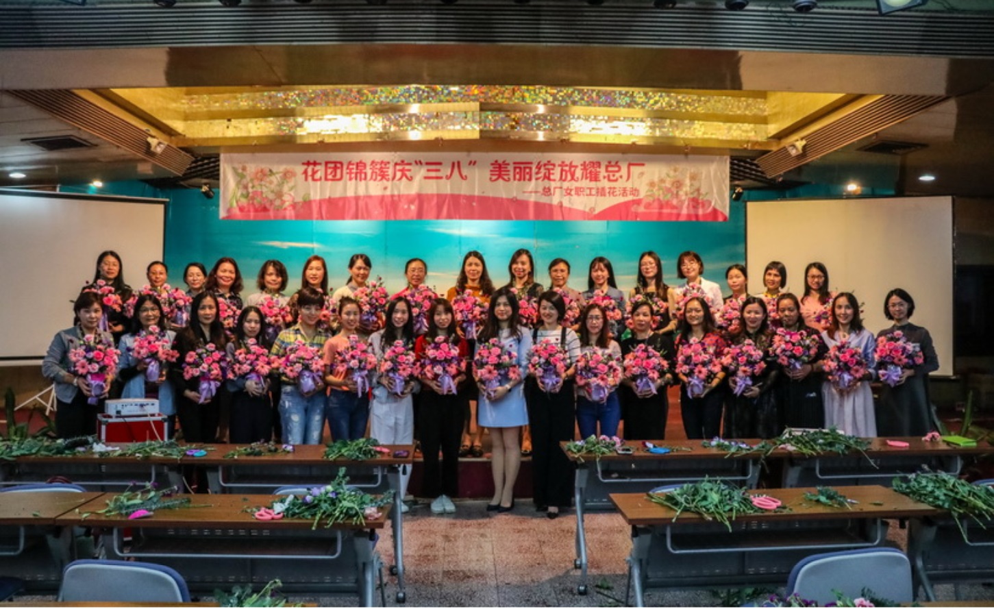 花团锦簇庆“三八” 俏丽开放耀总厂  ——304am永利集团插花活动