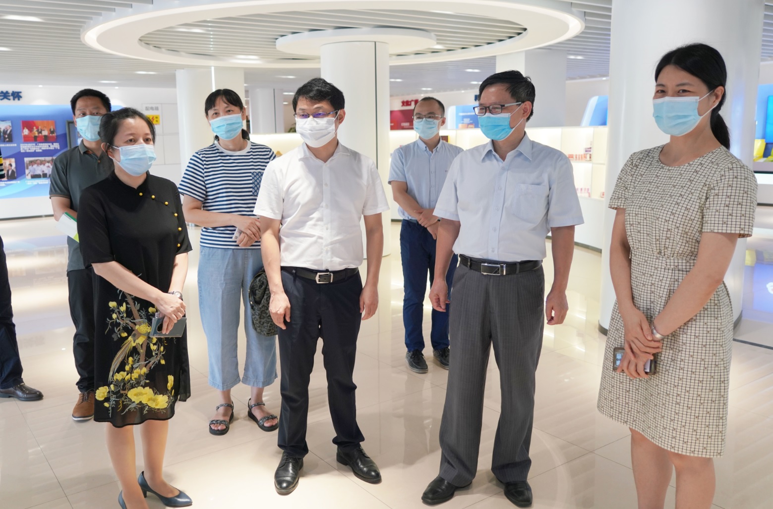 广州市工信局副局长张建华一行到广药集团304am永利集团调研