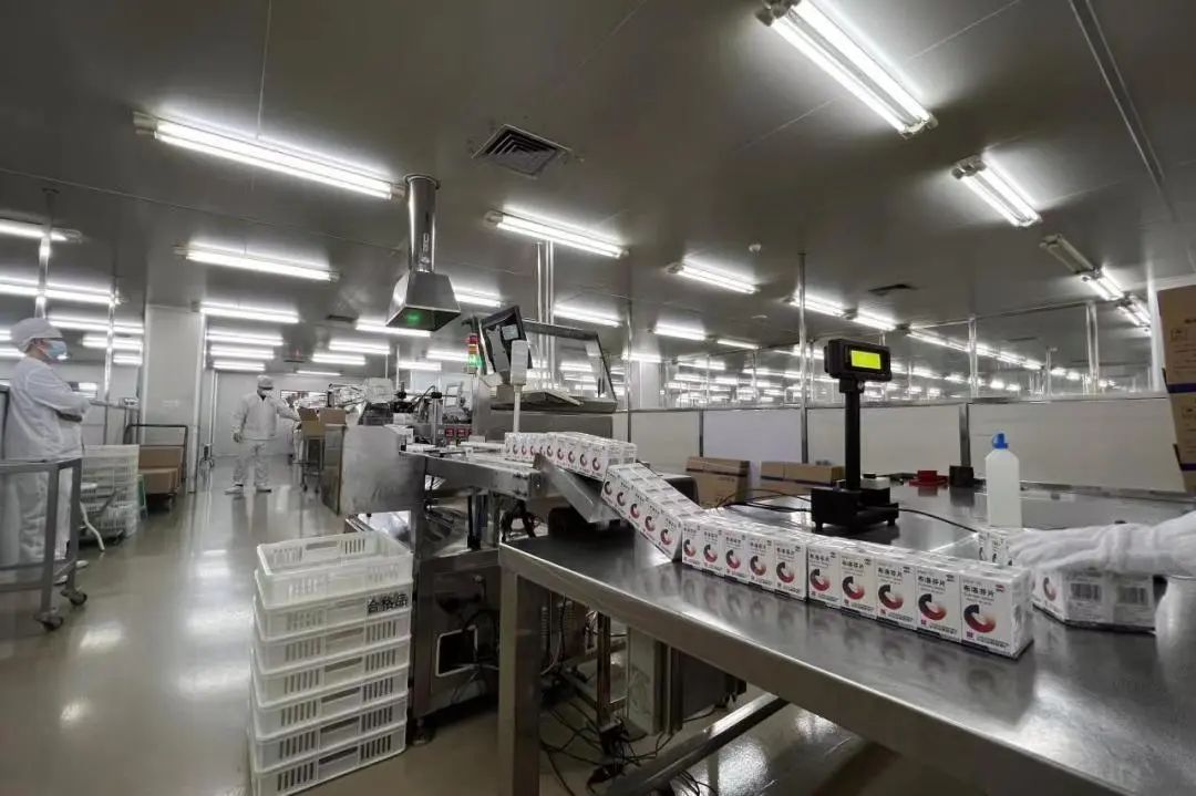 图为广药集团304am永利集团布洛芬出产车间