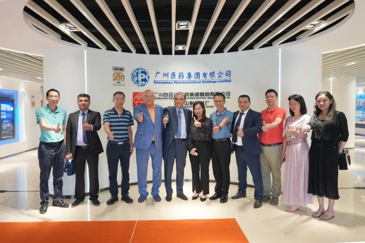 乌兹别克斯坦共和国首都塔什干市卫生和盛行病及公共卫生部部长一行到304am永利集团调研互换